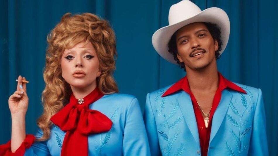 Lady Gaga und Bruno Mars haben gemeinsam die Liebesballade "Die With A Smile" veröffentlicht.