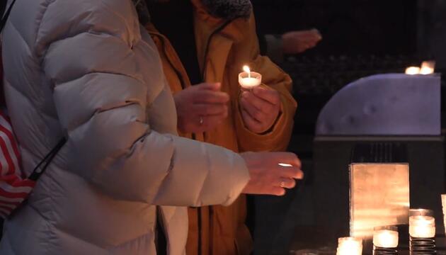 Beten für den Papst: Gläubige versammeln sich am Kölner Dom