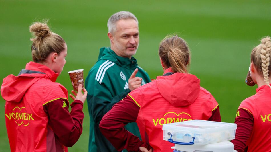 Bundestrainer Christian Wück Anfang April im Training der DFB-Frauen.