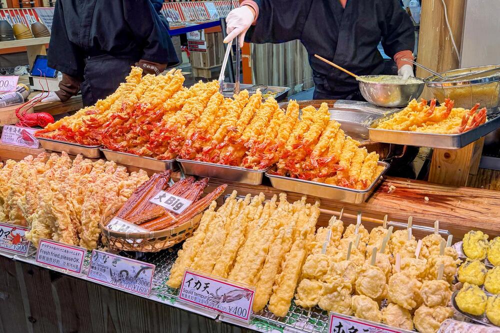 Streetfood auf dem Kuromon Ichiba Market in Osaka