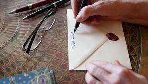 Frau schreibt ein Testament