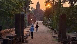 Einige wenige Touristen besuchen den Tempel Bakong, Kambodscha