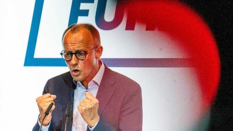 Friedrich Merz hält eine Rede.