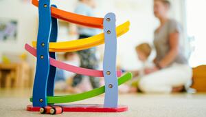 Erzieherin spielt mit Kindern