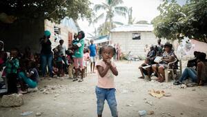 Ein kleines Mädchen steht auf dem Hof eines Vertriebenencamps in Haiti.
