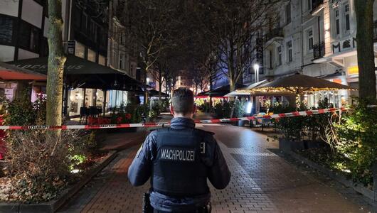 Auto fährt in Bushaltestelle