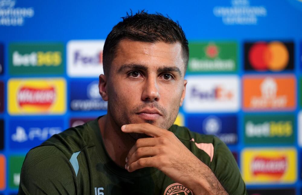 Manchester Citys Star Rodri während einer Pressekonferenz