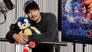 Julien Bam hält den blauen Igel Sonic im Arm, dem er seine prominente Stimme leiht.