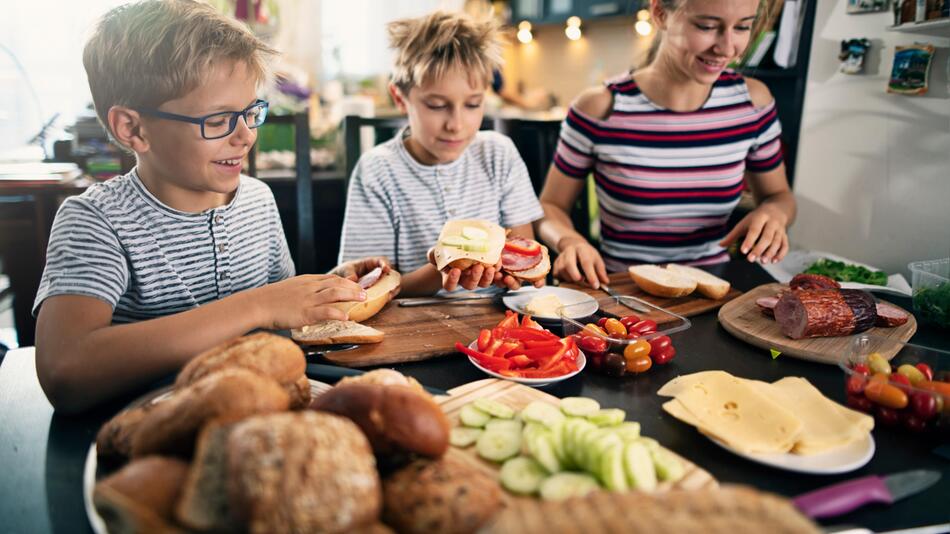 Kinder machen Abendbrot