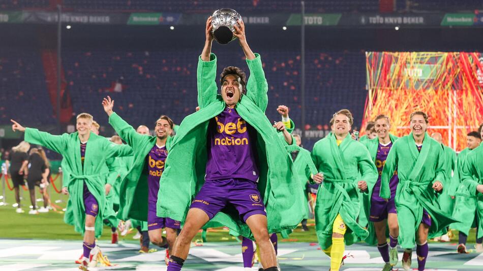 Die Go Ahead Eagles Deventer feiern am Ostermontag 2025 ihren ersten Titelgewinn seit 92 Jahren.