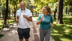 Pärchen joggt im Park