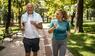 Pärchen joggt im Park