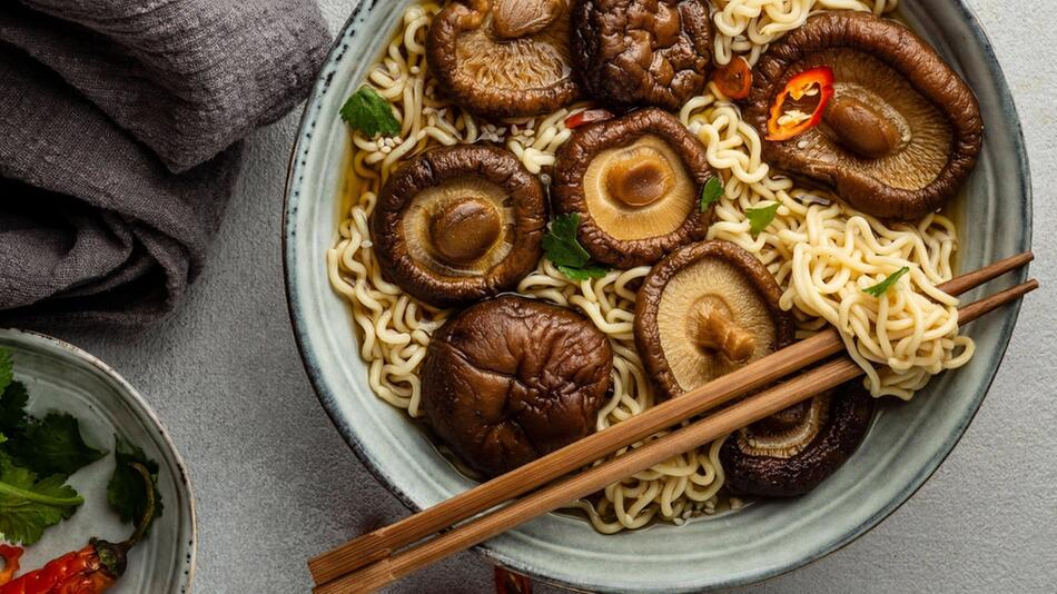 Die traditionelle japanische Ramen-Suppe schmeckt nicht nur im Restaurant. Auch zu Hause lässt ...