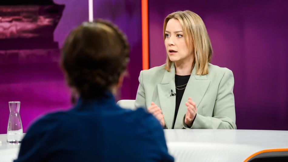 Politikwissenschaftlerin Sarah Pagung findet bei Maybrit Illner klare Worte.