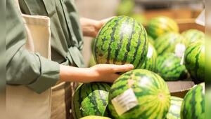 Eine reife Wassermelone zu erkennen, kann ein kleines Kunststück sein.