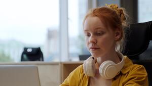 Musik und Podcasts im Job: Was ist erlaubt