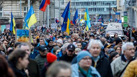 Tausende Slowaken protestieren für Ukraine und gegen Fico
