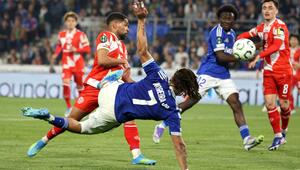 Diego Moreira (Racing Straßburg) kommt vor Phillipp Mwene (Mainz 05) zum Schuss.