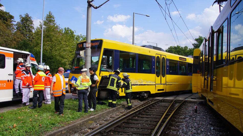Stadtbahnen in Stuttgart stoßen zusammen
