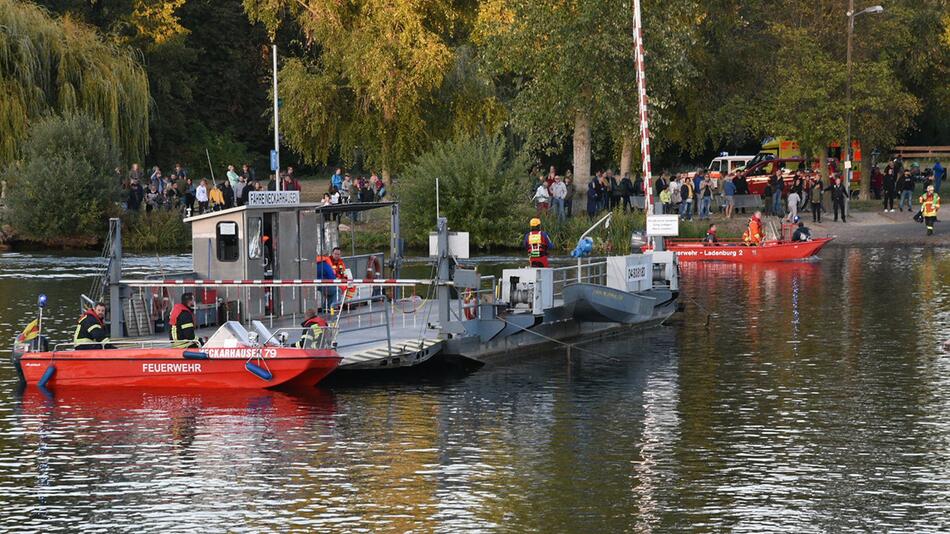 Auto rutscht von Neckar-Fähre