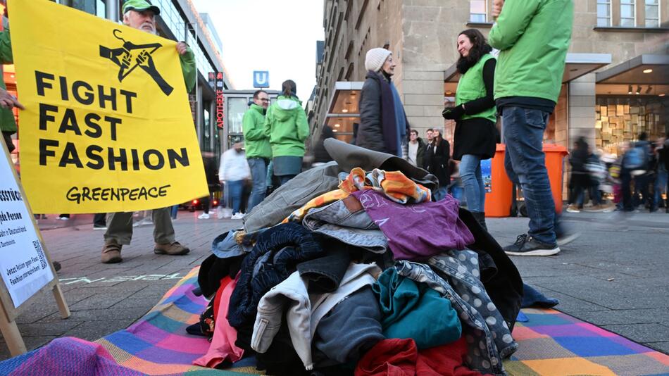 Greenpeace protestiert am "Black Friday" in Köln