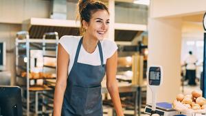 Junge Frau in einer Bäckerei