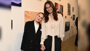 Tallulah Willis (l.) und Emma Heming Willis posieren gemeinsam bei einer Vernissage der ...