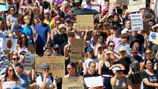  Menschen protestieren vor der Universität in Köln
