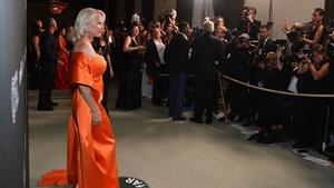 Pamela Anderson zieht in Orange alle Blicke auf sich