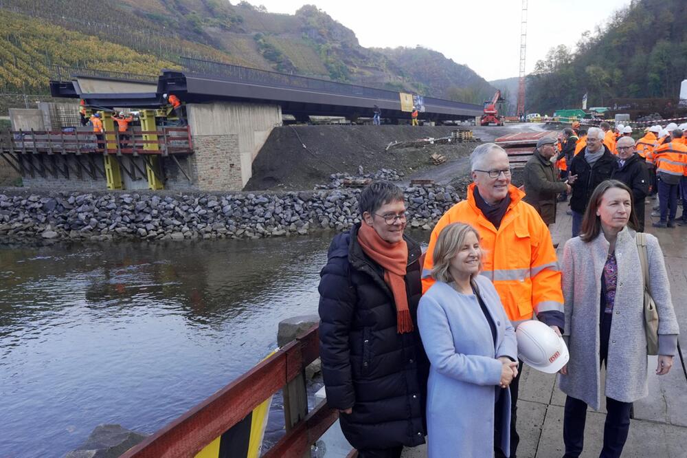 Erster Brückeneinschub auf Ahrstrecke