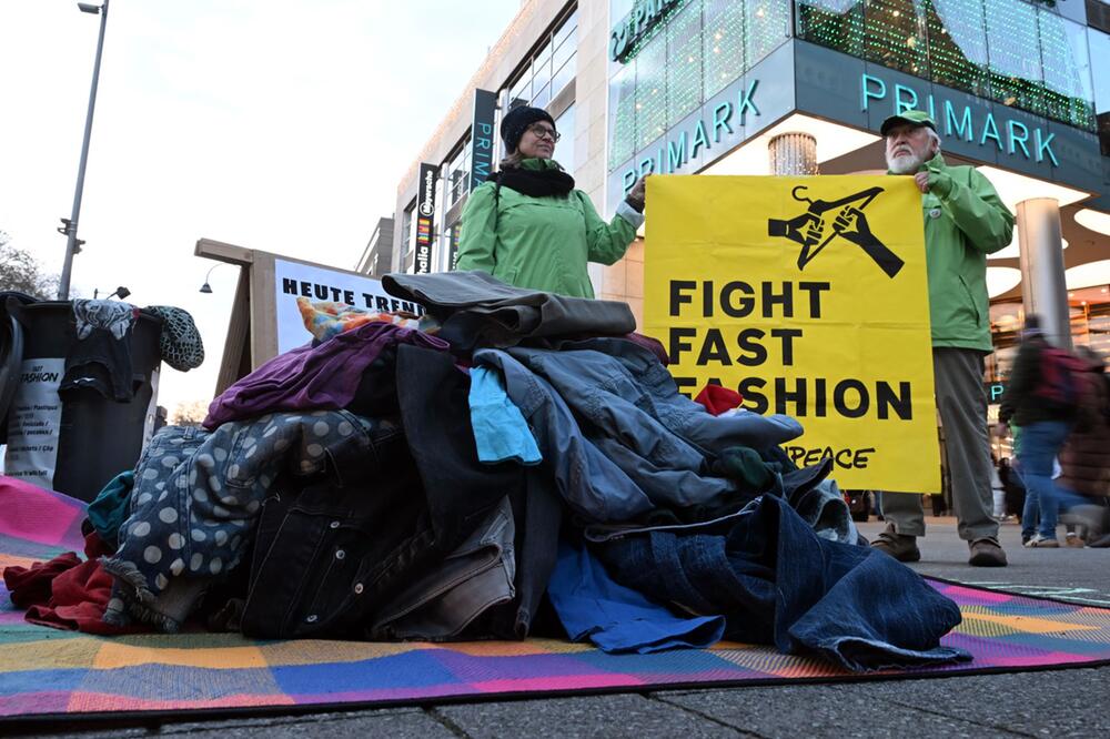 Greenpeace protestiert am "Black Friday" in Köln