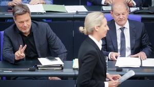 Alice Weidel geht an Habeck (l) und Scholz (r) vorbei