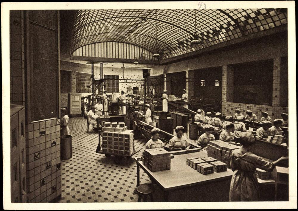 Arbeiterinnen in einer Fabrik, historisches Foto