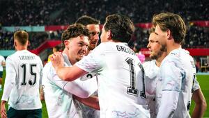 Die Österreicher jubeln nach dem 3:0 gegen Ghana. Mittendrin: Paul Wanner (l.).