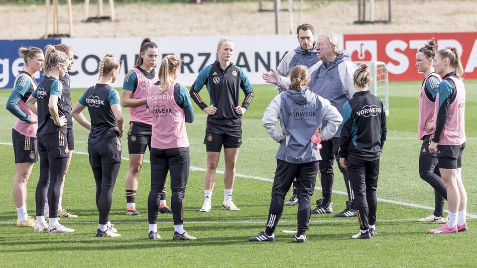 Bundestrainer Horst Hrubesch am Dienstag im Training mit dem DFB-Team.