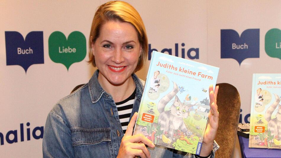 Judith Rakers mit ihrem Buch "Judiths kleine Farm".