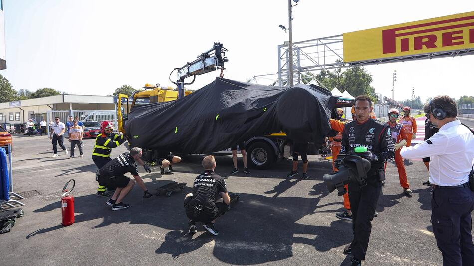 Der Mercedes wird nach dem Unfall in Monza abtransportiert