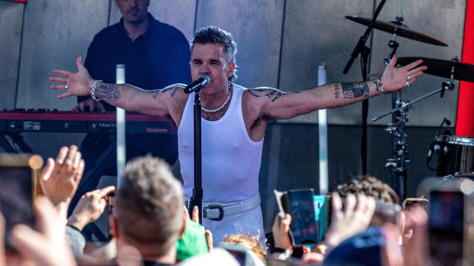 Zu dem kostenlosen Konzert von Robbie Williams erschienen tausende Personen.