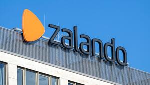 Das Logo des Online-Internethändlers Zalando auf einem Firmengebäude.