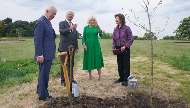 König Charles, König Carl Gustaf, Königin Camilla und Königin Silvia (v.l.) neben der ...