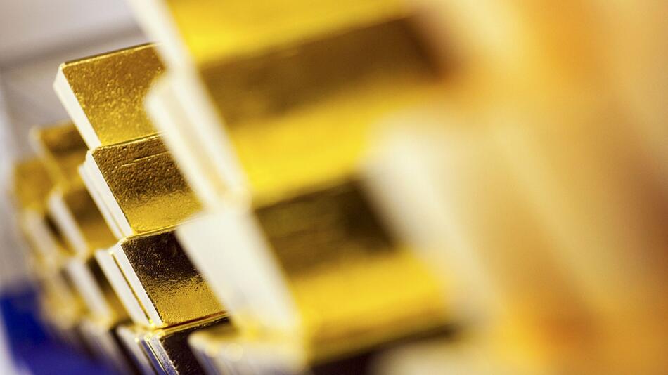 Goldbarren lagern in einem Tresor der Deutschen Börse AG