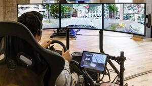 Ein Telefahrer des Mobilitätsanbieters Vay steuert ein Auto per Fernsteuerung.