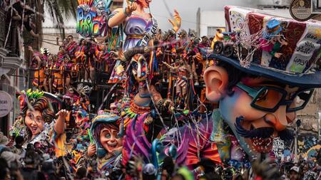 Tausende Menschen feiern farbenfrohen Karneval in Kolumbien