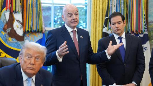 Gianni Infantino (m.) soll telefonisch mit US-Außenminister Marco Rubio (r.) 