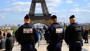 Pariser Polizisten überwachen den Trocadéro-Platz am Eiffelturm.