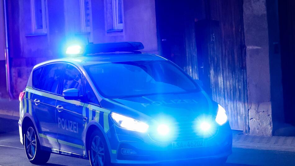 Polizeifahrzeug mit Blaulicht