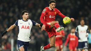 FC Liverpools Jarell Quansah (r)