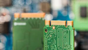 M.2-SSD-Karte mit SATA-Anschluss (vorn) und NVMe-SSD-Festplatte