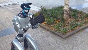 Kleingeld zum Laden: Roboter bettelt Passanten in chinesischem Park an