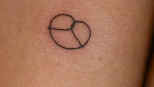 Polizist lässt sich Brezel-Tattoo auf Wahlparty stechen